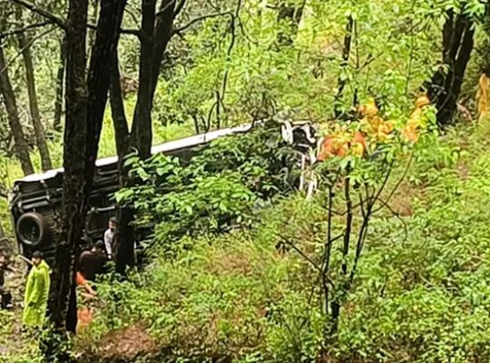 Uttarakhand: Tourists' vehicle plunges into a gorge in Nainital! Tempo Traveller crashes through parapet and falls 25 meters; one tourist dead.
