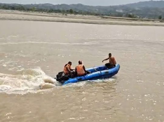 Uttarakhand: Young woman swept away by strong river current while getting photographed! Police and SDRF rushed her to the hospital, but she could not be saved.