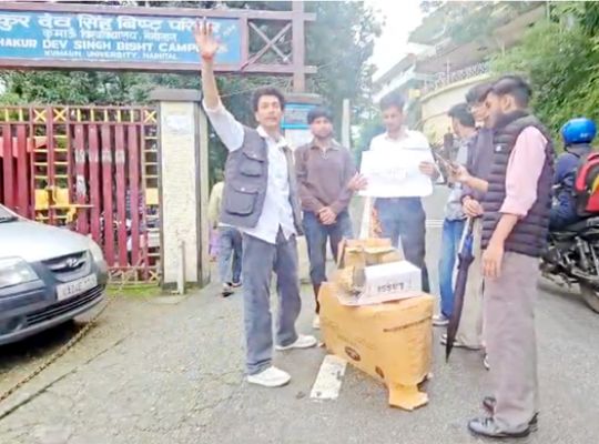Nainital: Student Federation protests on DSB campus! A month after written assurances, the Director's office is surrounded as demands remain unmet.