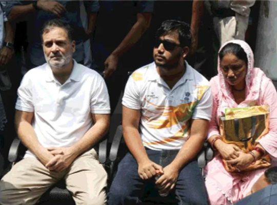 A first step towards justice: Rahul Gandhi staged a five-hour sit-in at the Parliament Street police station to ensure the registration of an FIR for a student victim of pellet gun injuries; the police eventually yielded.