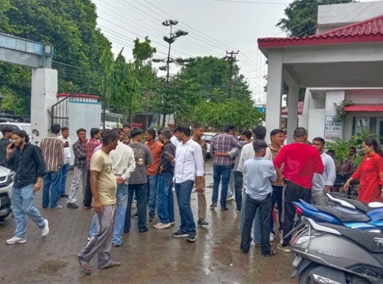 Uttarakhand: Chaos erupts amidst election fever at Haldwani's MBPG College! Student groups clash following allegations of molestation; scuffles also break out with the police.
