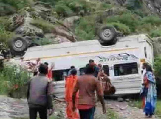 Uttarakhand: Tempo Traveller carrying passengers overturns on Gangotri Highway! Brakes fail suddenly; panic and screams erupt among passengers.