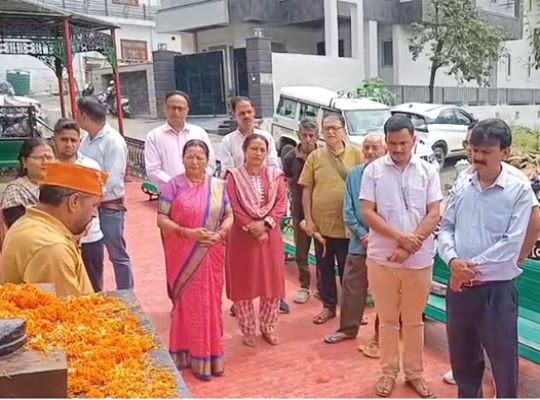 Nainital: Paid the ultimate sacrifice for the country while fighting against the British; Major Durga Malla of the Azad Hind Fauj was honored in Bhimtal on his death anniversary.