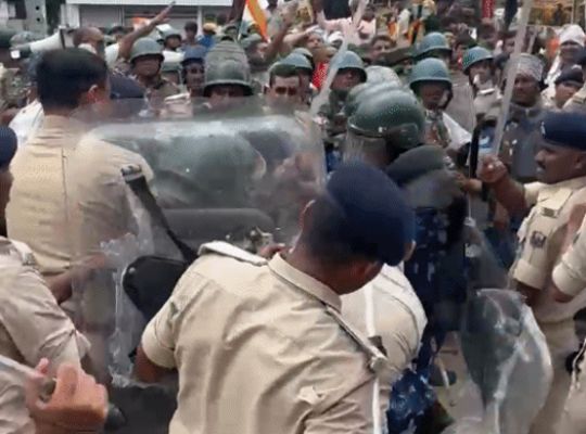  Student outrage flares up in Patna over suspected irregularities in results! Clashes with police ensue following a lathi-charge; two personnel injured.