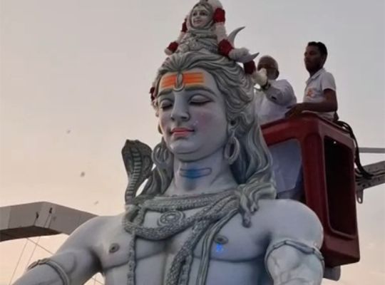 Uttarakhand: Haridwar receives a magnificent gift during the month of Sawan! A 21-foot-tall statue of Lord Shiva has been installed near Om Pul.