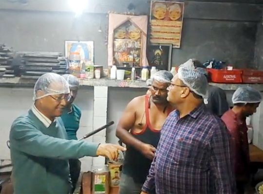 A major campaign against adulteration and black marketing has been launched in Nainital! Food samples have been collected during raids on shops.