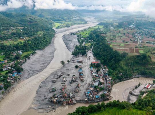  Breaking News: Amidst the devastation caused by floods in Nepal, another major threat looms! China has warned that the dam of a natural lake on the Lende River could burst at any moment.