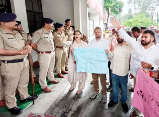 Uttarakhand: Congress up in arms over the alleged &lsquo;purification&rsquo; of Ramlila Maidan and an AI video; Youth Congress office-bearers reach the SSP&rsquo;s office.
