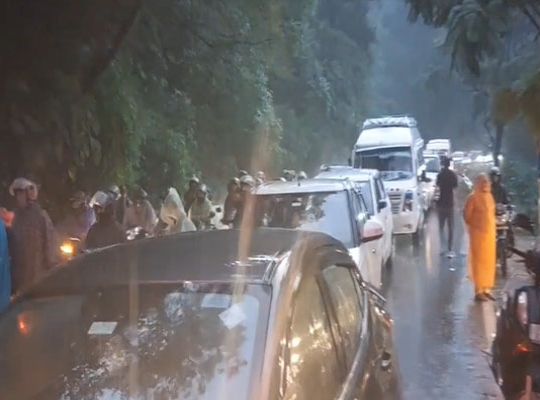 Massive landslide near 'Pani Wala Bend' on the Mussoorie-Dehradun route: Traffic stalled for an hour due to falling debris from the hillside, causing chaos.