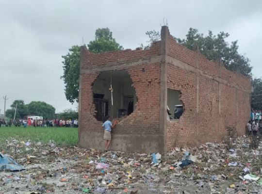 Firecracker factory in Kaushambi turns into a death trap! Powerful, successive explosions erupted as the fire broke out; the blasts were heard for kilometers around. Five people have died.