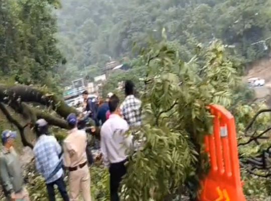 Massive landslide on the Mussoorie-Dehradun route: Traffic halted by debris near 'Pani Wala Bend' and 'Galogi Dhar'; long queues of vehicles formed.