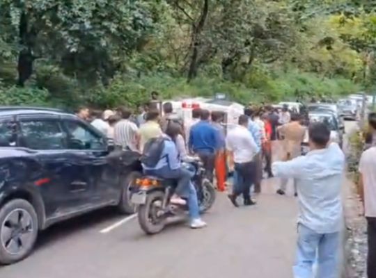 Uttarakhand: Tragic incident in Mussoorie! Brakes of a moving Tempo Traveller failed suddenly; driver saved passengers' lives by crashing the vehicle against the hillside.