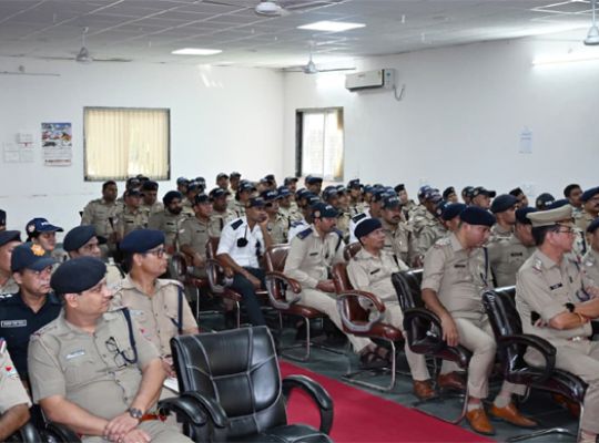 Haldwani: Tight security in Banbhoolpura ahead of the Supreme Court verdict! Police deployed at every nook and corner; strict action will be taken against those spreading rumors.