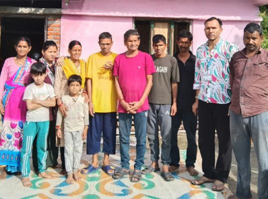 Uttarakhand: A 20-year wait comes to an end! Sanjay Ram, a resident of Pithoragarh, had wandered from Bareilly into Nepal; the Shraddha Foundation reunited him with his family.