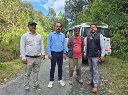 Bageshwar: DFO Prakash Arya met Jagdish Kuniyal, who has been praised by the Prime Minister, and commended his 42-year-long forest-creation campaign.
