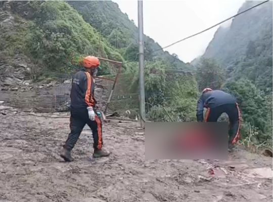 Uttarakhand: Death strikes on the Kedarnath trek route! Local pilgrim hit by a boulder; dies on the spot.