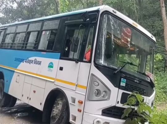 Uttarakhand: Roadways bus veers off the road while trying to avoid a car! Panic ensues among passengers; driver's quick thinking averts a major accident.