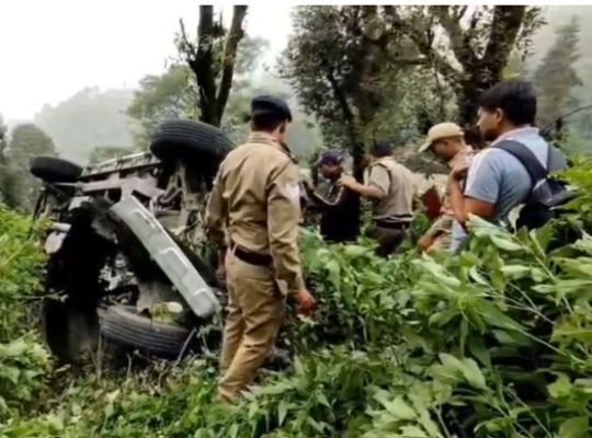 Uttarakhand: Speeding Scorpio plunges into a deep gorge in Mussoorie; panic ensues among passengers, five youths injured.