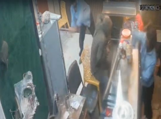 Uttarakhand: Youths from Haryana run amok in Mussoorie! They barged into a restaurant and attacked a young man and his companions with sticks and rods; CCTV footage goes viral.
