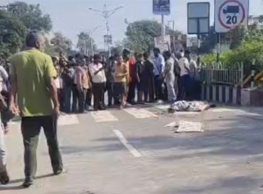  Uttarakhand: Major accident in capital Dehradun! Chaos ensues after a cement-laden truck overturns in Mohabewala; two dead.