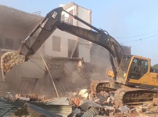 Ayodhya: Former Councilor Murari Yadav's house and shop also fall within the scope of the 14-Kosi Parikrama Marg widening project; the administration's bulldozer razed the structures built on Nazul land.