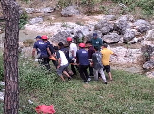 Tragic road accident in Kapkot: Car plunges into gorge on Shama road; woman from Munsiyari dies, four injured.