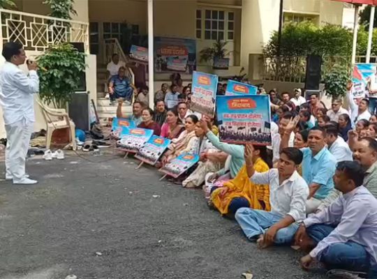 Major protest by village heads in Nainital over a 10-point list of demands! 200 village heads reached Vikas Bhawan in Bhimtal and raised slogans vehemently against the government.
