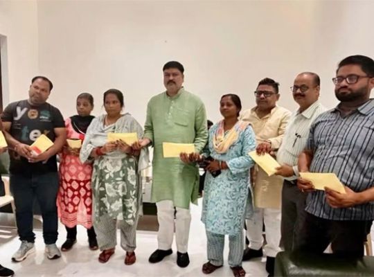Politics heats up over the Ayodhya bulldozer action! Akhilesh Yadav gave ₹1 lakh each to the affected families and promised that if the SP government comes to power, he would ensure they get their homes back.