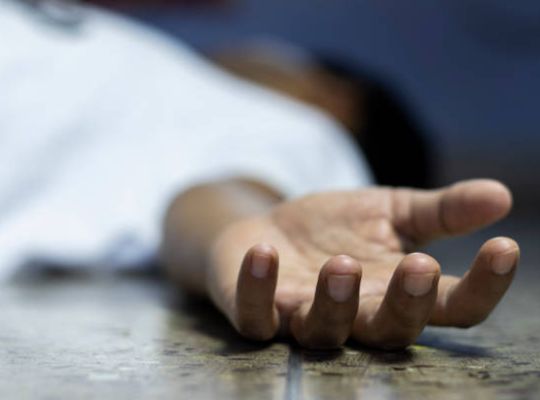 Shocking incident: Bank manager shoots himself inside a moving car! The car lost control and crashed into a divider; a suicide note read, "I apologize to everyone..."