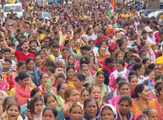Uttarakhand: Major protest demanding revenue village status for Bindukhatta! Villagers took to the streets amidst the rain and marched to the Tehsil office.