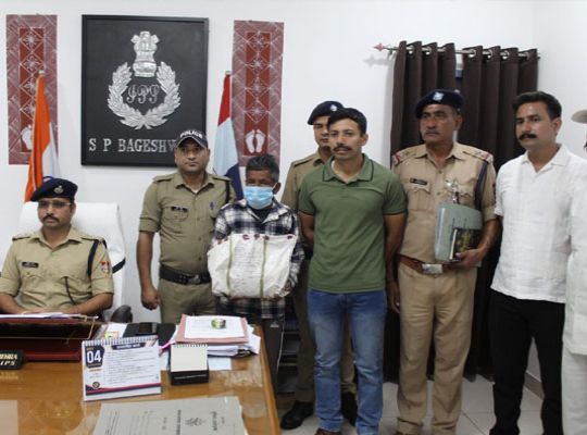 Large consignment of narcotics seized in Kapkot: Elderly smuggler arrested with 2.162 kg of charas; SOG operation causes a stir.