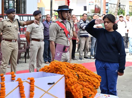 Nainital: Wave of grief in the police family over the demise of Constable Prakash Nainwal; final farewell paid with a ceremonial salute.