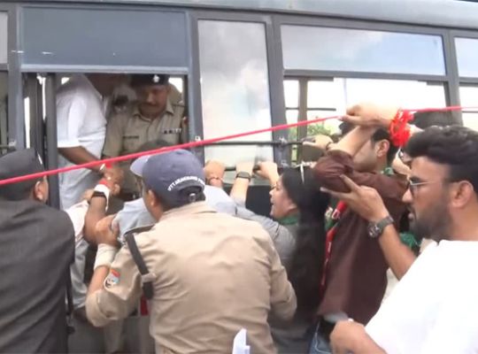  Uttarakhand: UKD activists take to the streets over Masoom Sharma's performance at the UPL-3 final; protests and slogan-shouting outside the stadium.