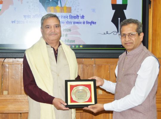 Nainital: A call to promote scientific thinking and awareness in Hindi, Dr. Girish Ranjan Tiwari honored at Aries! Hindi words are also reaching the English dictionary, Dr. Tiwari cited examples.