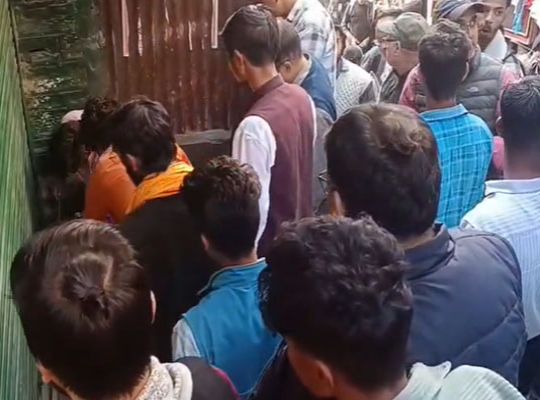 Almora: Cosmetic shop sealed for allegedly circulating photos of young women; Municipal Corporation takes strict action.