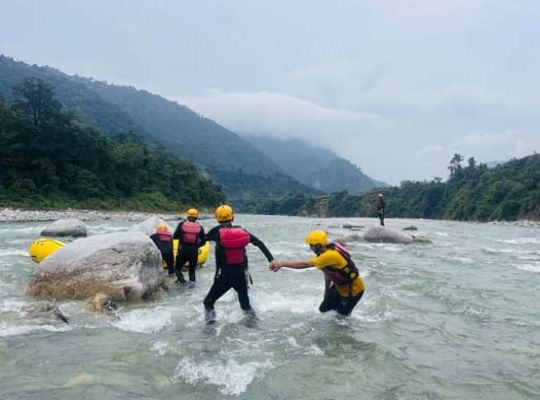 Nainital: Body of 16-year-old Deepak, who went missing after drowning in the river, recovered! Search operation spanned 7 kilometers; family plunged into grief.