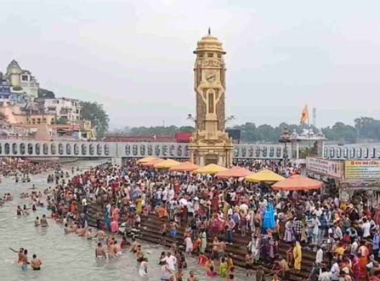 Uttarakhand: Crowds thronged the Ganga ghats on Sarva Pitru Amavasya! Heavy movement of devotees caused a traffic jam on the Delhi-Dehradun Highway.