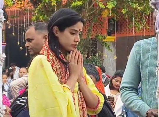 Uttarakhand: Bollywood actress Janhvi Kapoor visited the shrine of Maa Naina Devi on the first day of Navratri! She offered prayers, sought blessings, and posed for photos with fans.