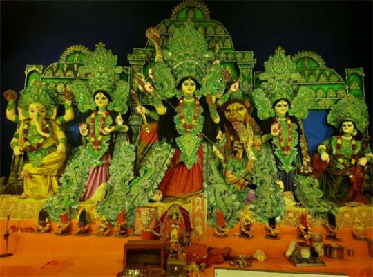 Ayodhya: Naka Hanumangarhi echoes with chants hailing the Mother Goddess! Portals open for Sharadiya Navaratri; massive crowds of devotees throng the temple.