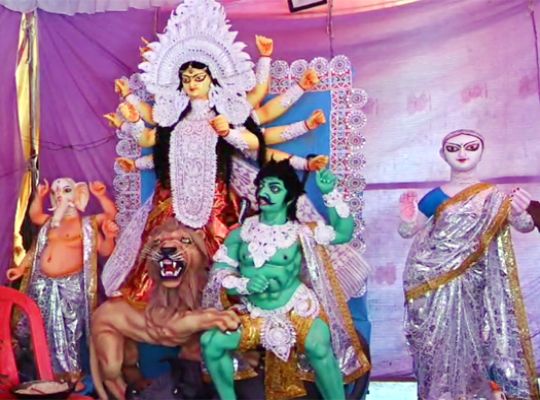 Uttarakhand: Nainital set for the grand 70th Durga Puja festival! Idols are being crafted from bamboo, straw, and smooth clay from the Ganges, with an initiative to minimize water pollution through the use of herbal colors.