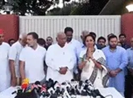Political Fervor: Opposition parties rally at Rahul Gandhi's high-tea meeting! Kharge vows to expose PM Modi's alleged vote-theft plot; Tejashwi Yadav also takes aim.