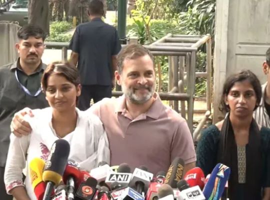Big Breaking: Politics heats up over police action against protesters in Delhi! A female student recounted the alleged assault to Rahul Gandhi.