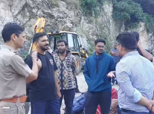  Uttarakhand: Tempo Traveller overturns in Rudraprayag; 16 people injured! Cries and screams erupt; District Magistrate reaches the scene.