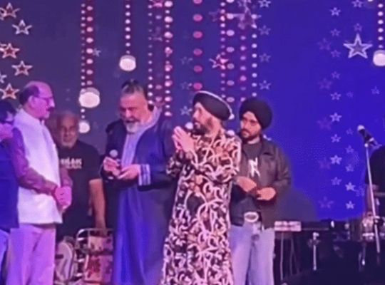 Uttarakhand: Minister Subodh Uniyal interrupts Daler Mehndi; publicly reprimands him on stage and reminds him of the decorum to be maintained at a religious event.