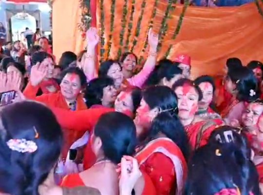 In Nainital, Goddess Durga was bid farewell with teary eyes! The procession of the Goddess took place amidst the tradition of 'Sindoor Khela', and the idol was immersed in Naini Lake amidst chants and cheers.