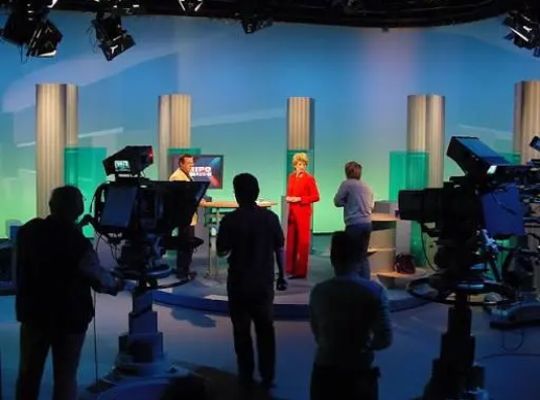 Big News: Government issues new advisory for news channels! Caution must now be exercised regarding inflammatory debates and the broadcast of violent visuals.