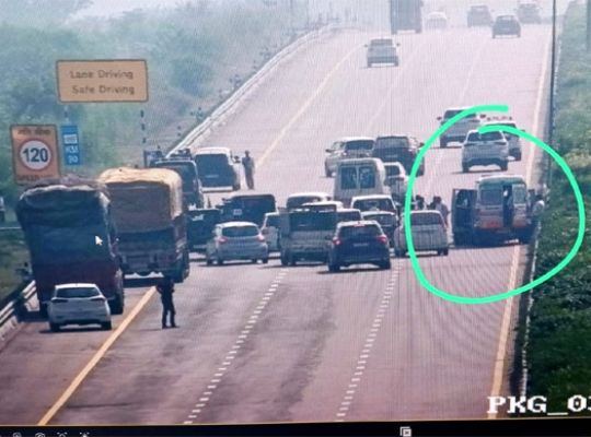 Big Breaking: Accident involving Rahul Gandhi&rsquo;s convoy as he heads to Sultanpur for the verdict in the Amit Shah defamation case! Multiple vehicles collided on the Purvanchal Expressway; some people sustained injuries.