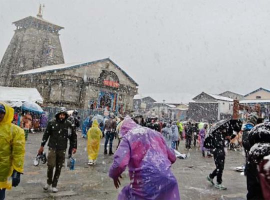 Uttarakhand: The town of Baba Kedar wrapped in a white blanket of snow! The Meteorological Department has issued a 'yellow alert' for rain and snowfall across 10 districts.