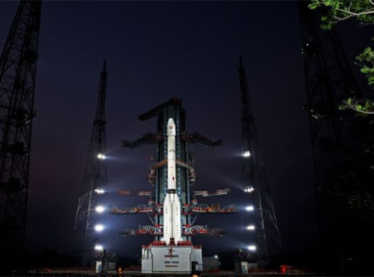 Big News: NVS-03, equipped with an indigenous atomic clock and L1 signal, has launched into space! This Indian technology will provide security up to 1,500 km beyond the borders, and 'NavIC' will also function seamlessly on smartphones.
